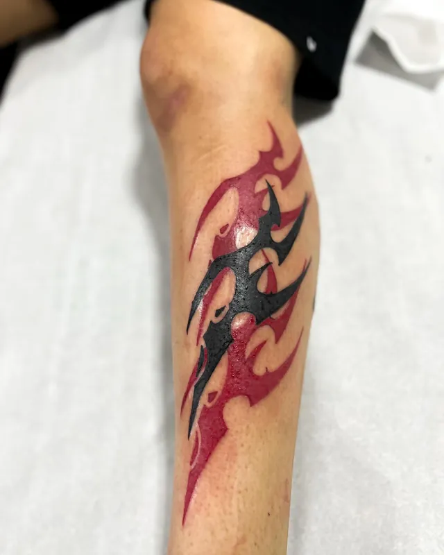 Tatuagem neotribal vermelho, panturrilha