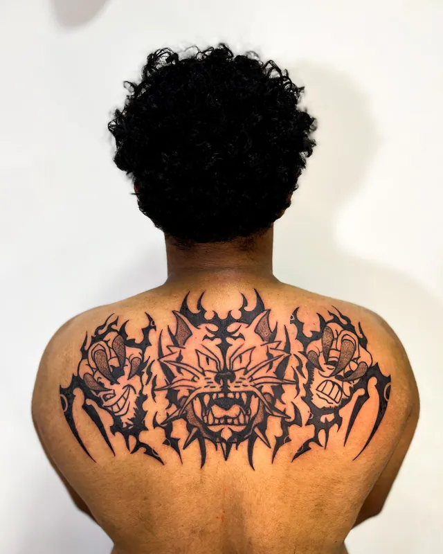 Tatuagem ódio reprimido, costas