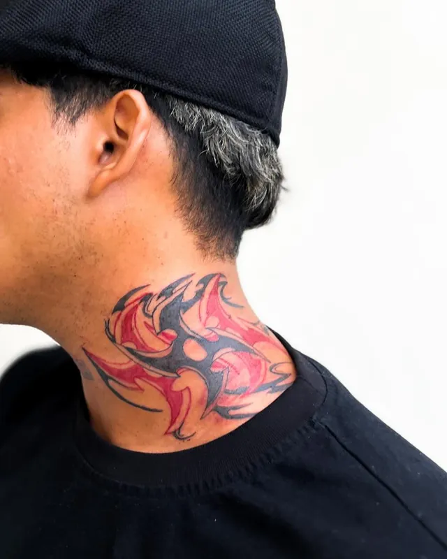 Tatuagem tribal no pescoço, pescoço