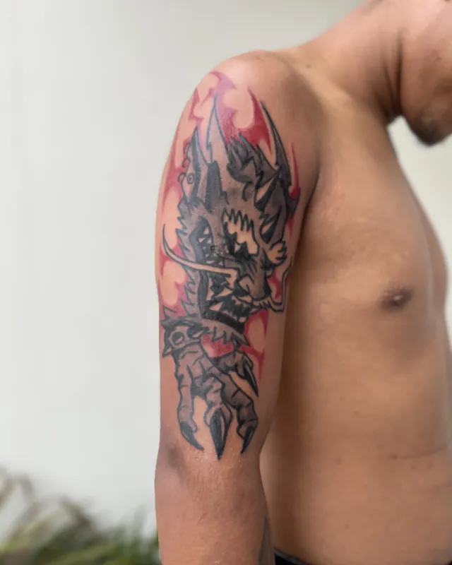 Tatuagem dragão metal, braço