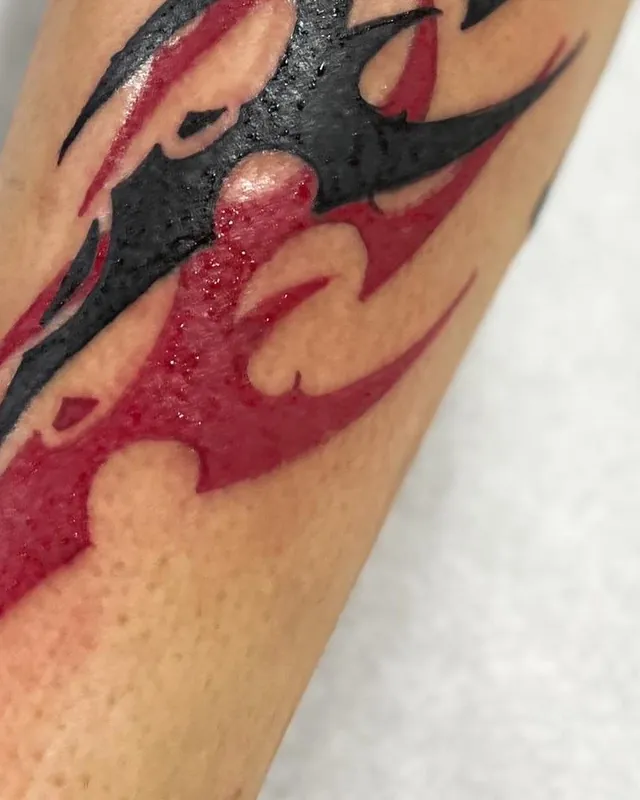 Tatuagem chama tribal, antebraço