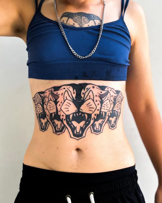 Tatuagem feras na barriga, barriga e peito
