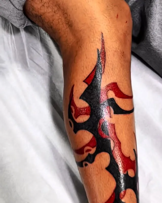 Tatuagem lâmina tribal, perna