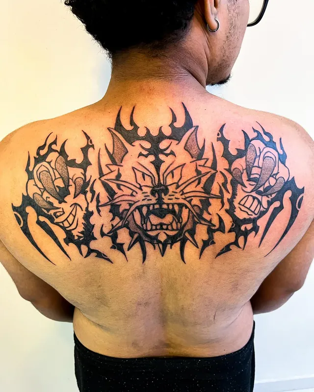 Tatuagem fera nas costas, costas
