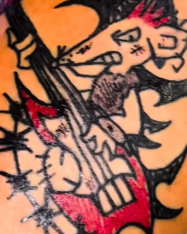 Tatuagem punk do baixo, braço