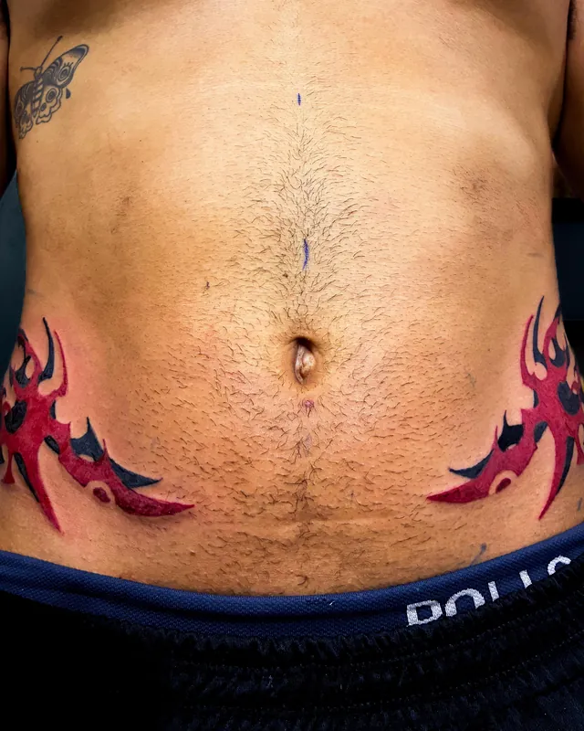 Tatuagem tribal no quadril, quadril