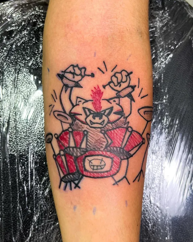 Tatuagem bateria punk, antebraço