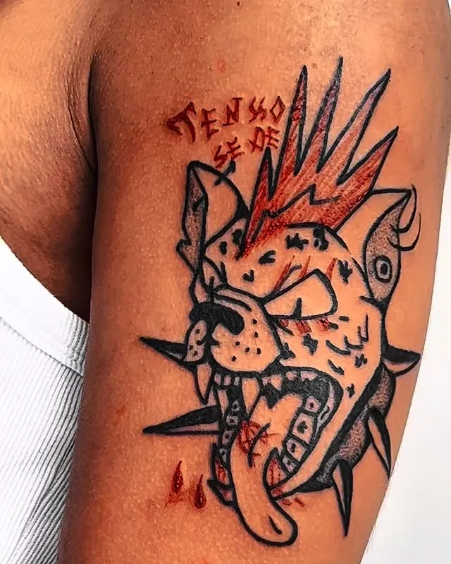 Tatuagem cão de moicano, braço