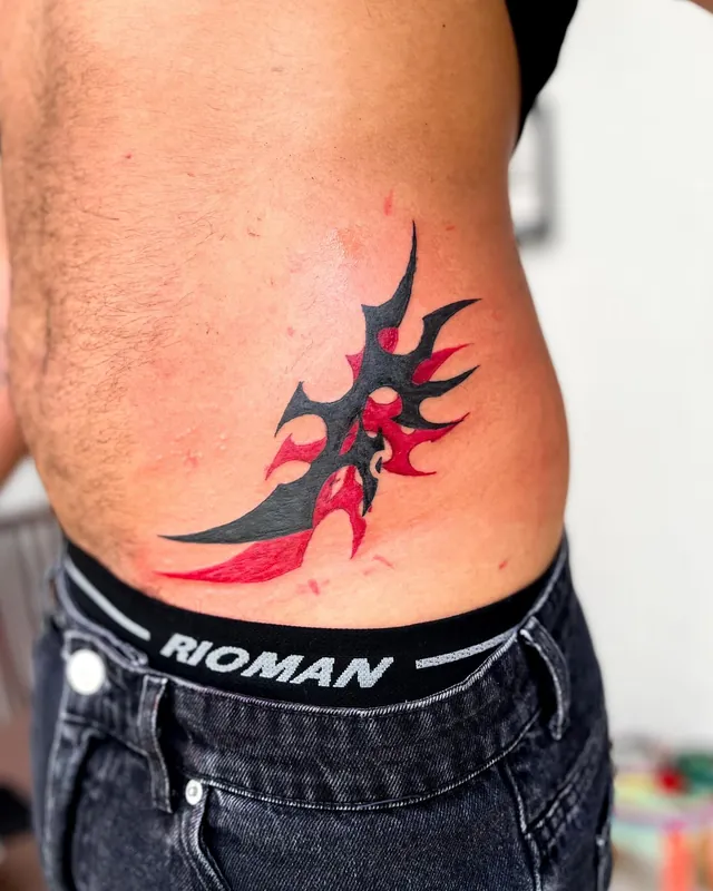 Tatuagem tribal na cintura, costela