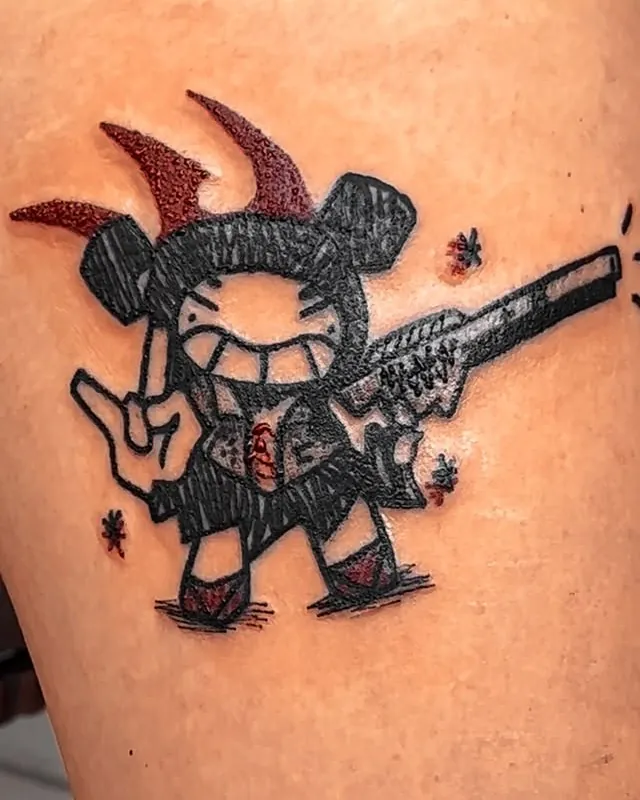 Tatuagem diabinho armado, coxa