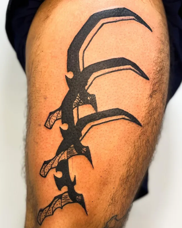 Tatuagem galho de espinhos, coxa