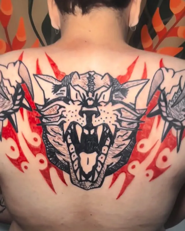 Tatuagem fera em chamas, costas
