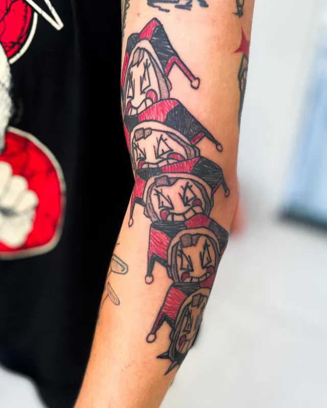 Tatuagem pilha de bobos, antebraço