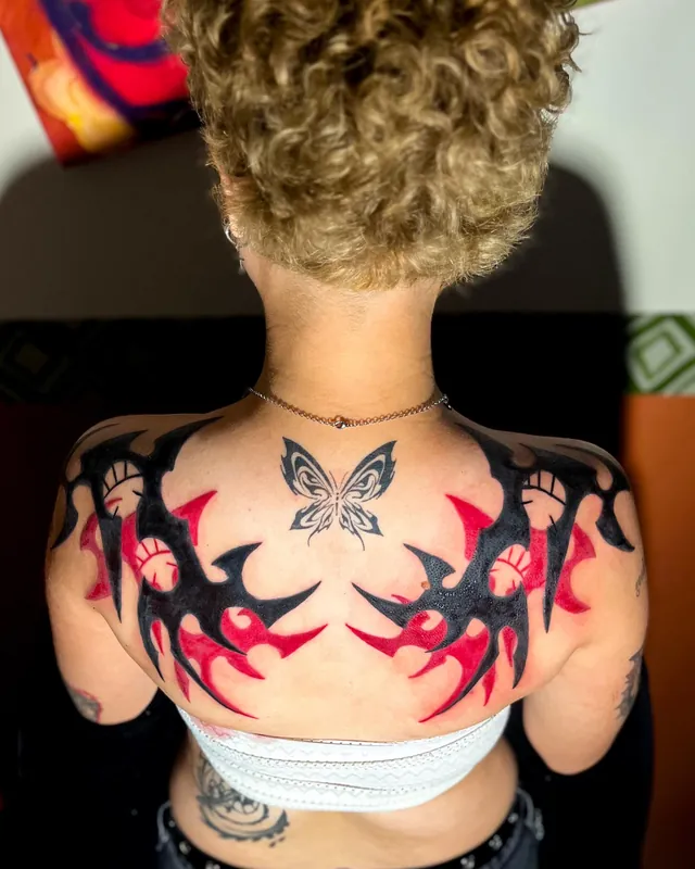 Tatuagem tribal nas costas, costas