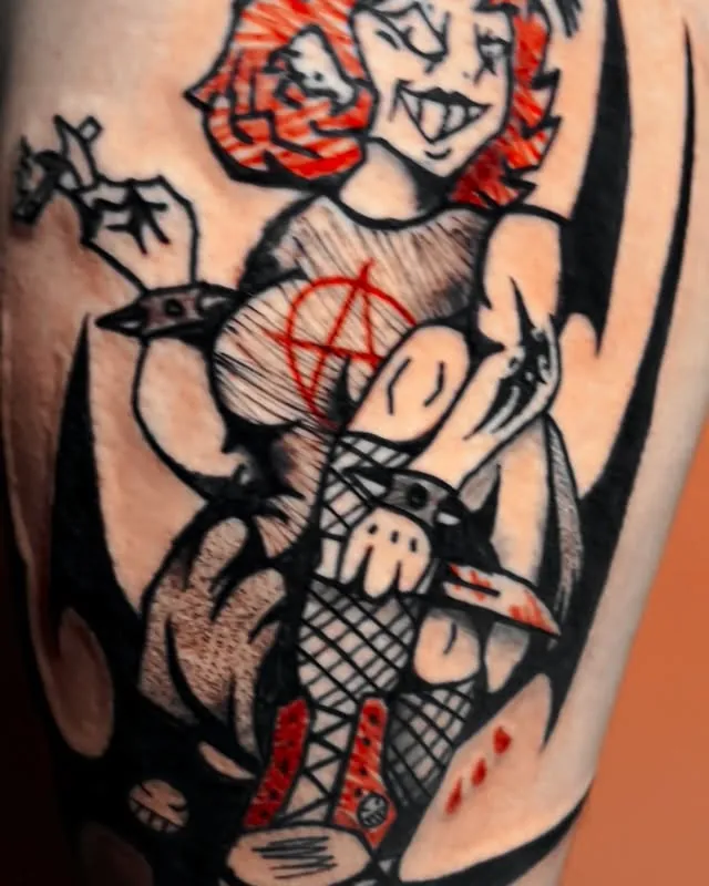 Tatuagem punk ruiva, braço