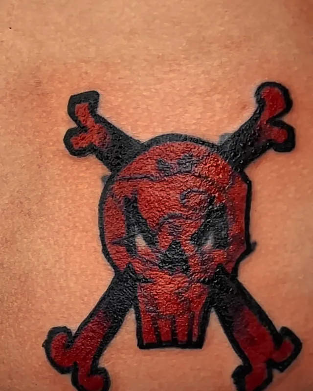 Tatuagem caveira e ossos, barriga