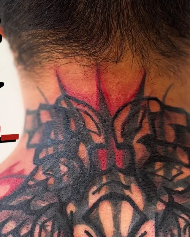 Tatuagem fera na nuca, nuca