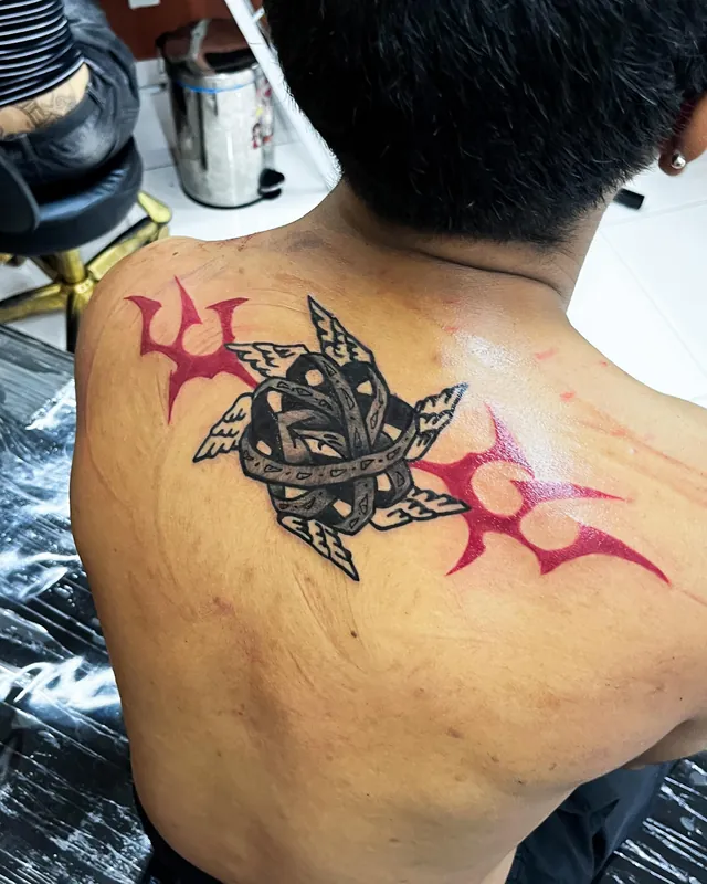 Tatuagem estrela no ombro, costas