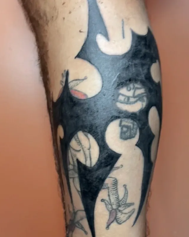 Tatuagem tribal de perna, perna