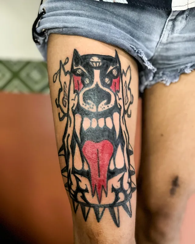 Tatuagem cão de guerra, coxa